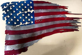 حرکت جالب مردم در پاک کردن کفش خود با پرچم آمریکا + فیلم