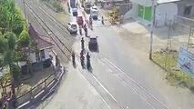 له شدن یک خودرو پس از گیر کردن بر روی ریل قطار