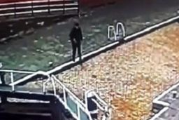 توجه بیش از حد پسر جوان به تلفن همراه جانش را به خطر انداخت
