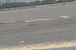 لحظه وحشتناک غرق شدن شناگر چینی توسط امواج رودخانه!