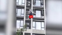 لحظه نجات کودک آویزان از طبقه هفتم آپارتمان!