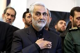 اهدای انگشتر سردار سلیمانی به شاعر جوان