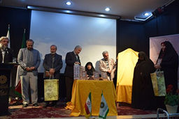 کتابی که روایت زندگی ماه دامادی است که دستمال سرخش نشان از ایثار و مقاومت بود