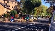 فرار معجزه آسای دوچرخه سوار از مرگ حتمی!