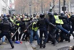 اقدام خشونت آمیز پلیس فرانسه علیه یک معلول