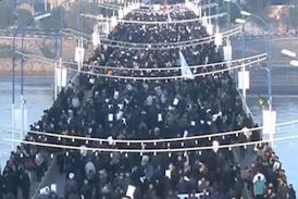 حرکت مردم اهواز به سوی مراسم تشییع پیکرهای سردار سلیمانی و همرزمان شهیدش