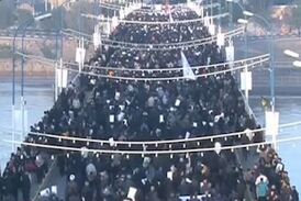 حرکت مردم اهواز به سوی مراسم تشییع پیکرهای سردار سلیمانی و همرزمان شهیدش