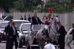 لگدپرانی اسب در مراسم معارفه آقای رئیس‌جمهور