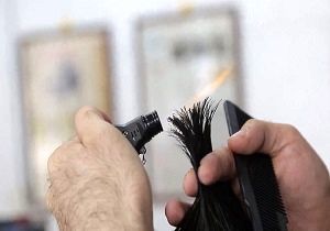کوتاه کردن مو با آتش و حرارت فندک از نمای نزدیک