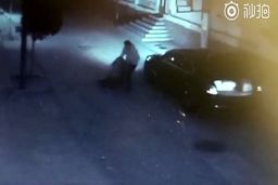 حمله مرد شیطان صفت به زن جوان در تاریکی خیابان!