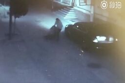حمله مرد شیطان صفت به زن جوان در تاریکی خیابان!