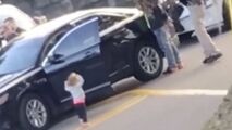 پلیس آمریکا روی دختر بچه ۲ ساله اسلحه کشید