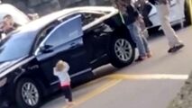 پلیس آمریکا روی دختر بچه ۲ ساله اسلحه کشید