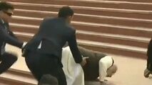 لحظه سقوط نخست وزیر هند روی پله‌ها 