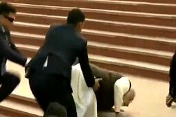 لحظه سقوط نخست وزیر هند روی پله‌ها 