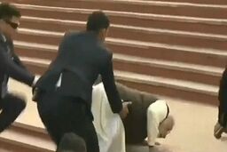 لحظه سقوط نخست وزیر هند روی پله‌ها 