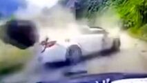 صحنه وحشتناک از ریزش کوه روی خودرو در جاده