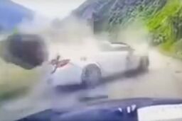 صحنه وحشتناک از ریزش کوه روی خودرو در جاده