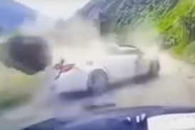 صحنه وحشتناک از ریزش کوه روی خودرو در جاده