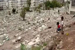 زندگی کردن خانواده یمنی‌ در قبرستان‌ برای در امان ماندن از حملات وحشیانه سعودی‌ها!