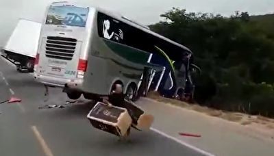 غارت کردن بار یک تریلی توسط مردم پس از تصادف مرگبار با اتوبوس