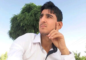 معلمی فداکار که برای عبور دانش‌آموزانش از رودخانه‌، آنها را به دوش می‌کشد