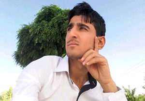 معلمی فداکار که برای عبور دانش‌آموزانش از رودخانه‌، آنها را به دوش می‌کشد