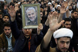 رجزخوانی سیل خروشان عاشقان حاج قاسم سلیمانی در مصلی تهران برای ترامپ به زبان انگلیسی