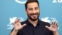 نوید محمدزاده در محاصره دختران برای عکس یادگاری+فیلم