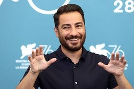 نوید محمدزاده در محاصره دختران برای عکس یادگاری+فیلم